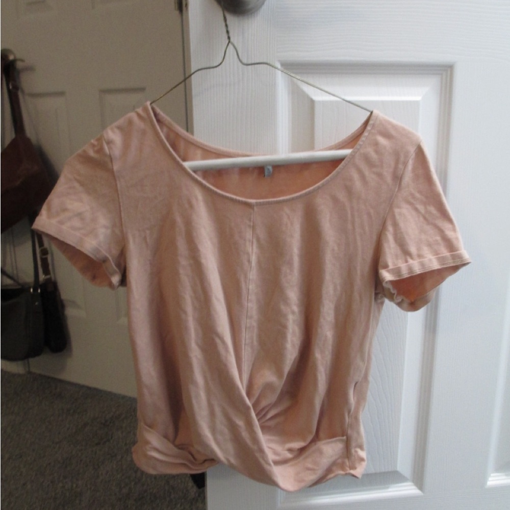 Light pink Charlotte Russe crop top #croptop
Size: M